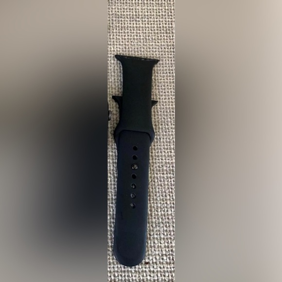Apple watch series 3 42mm comes with everything except the adapter